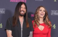Elizabeth Hurley abre o coração sobre romance com Billy Ray Cyrus