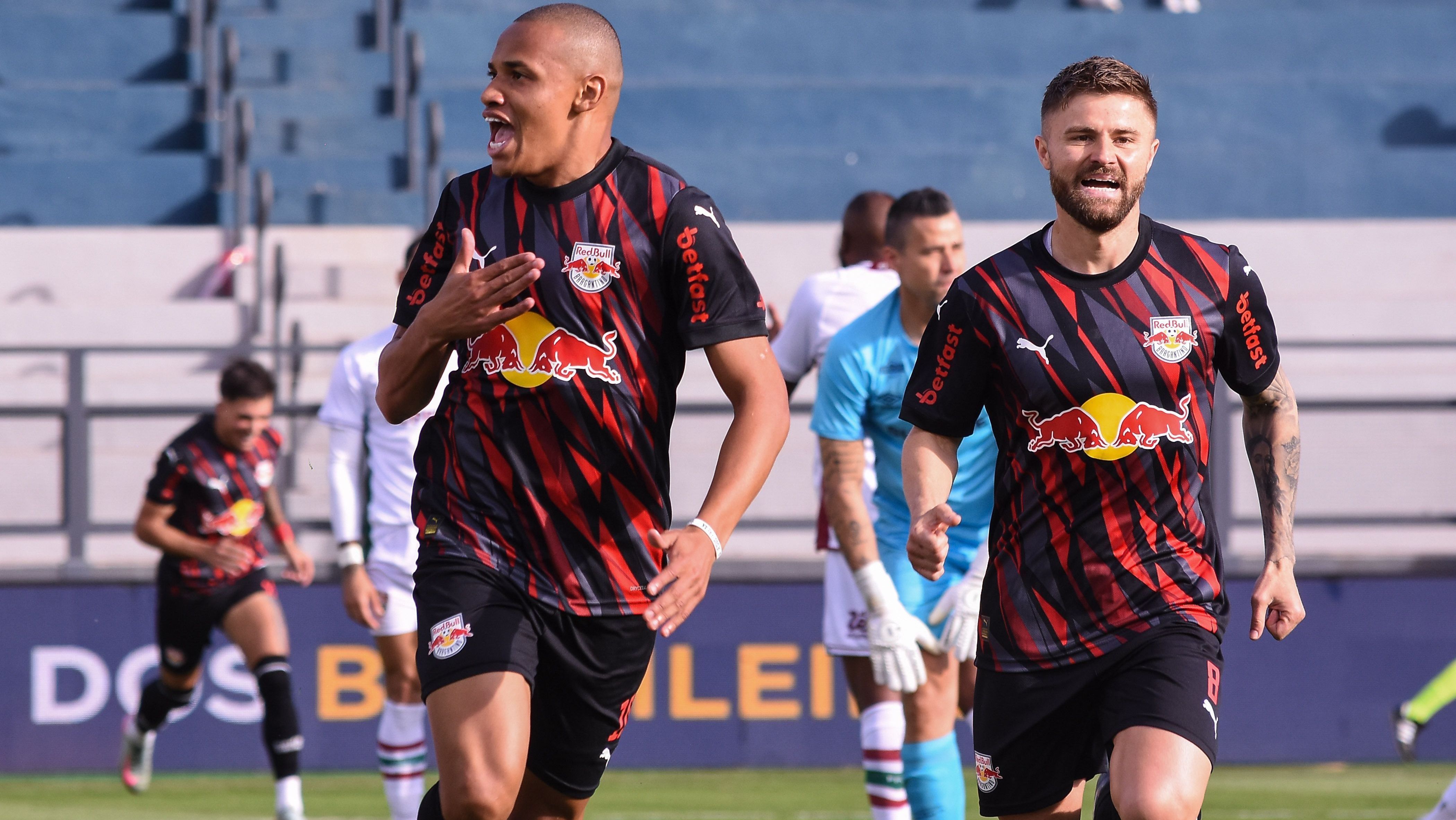 Jhon Jhon e Sasha comemoram gol do Red Bull Bragantino sobre o Fluminense