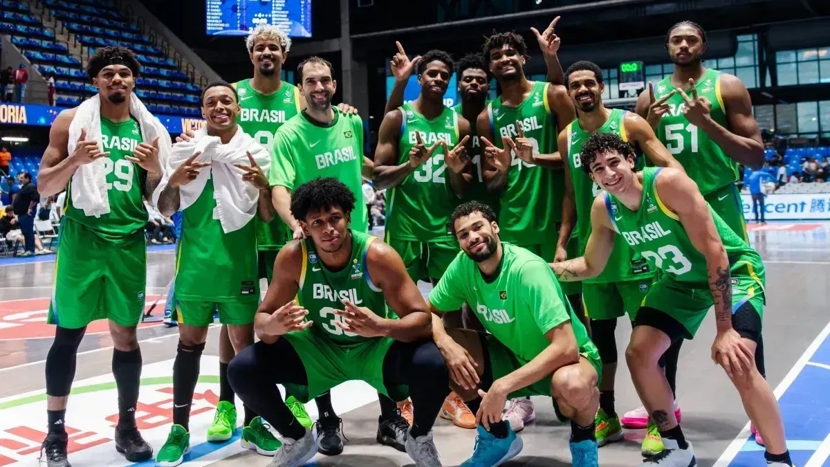 Equipe brasileira comemorando a classificação para o mata-mata da AmeriCup