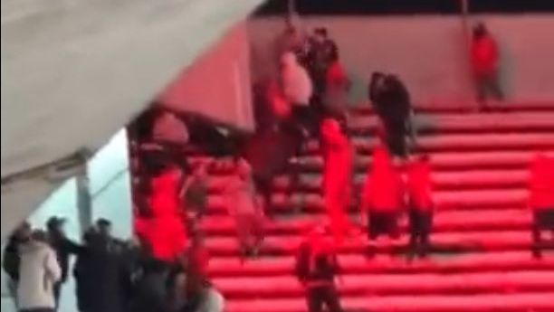 Torcedores do Independiente invadem setor da torcida da La U e espancam chilenos