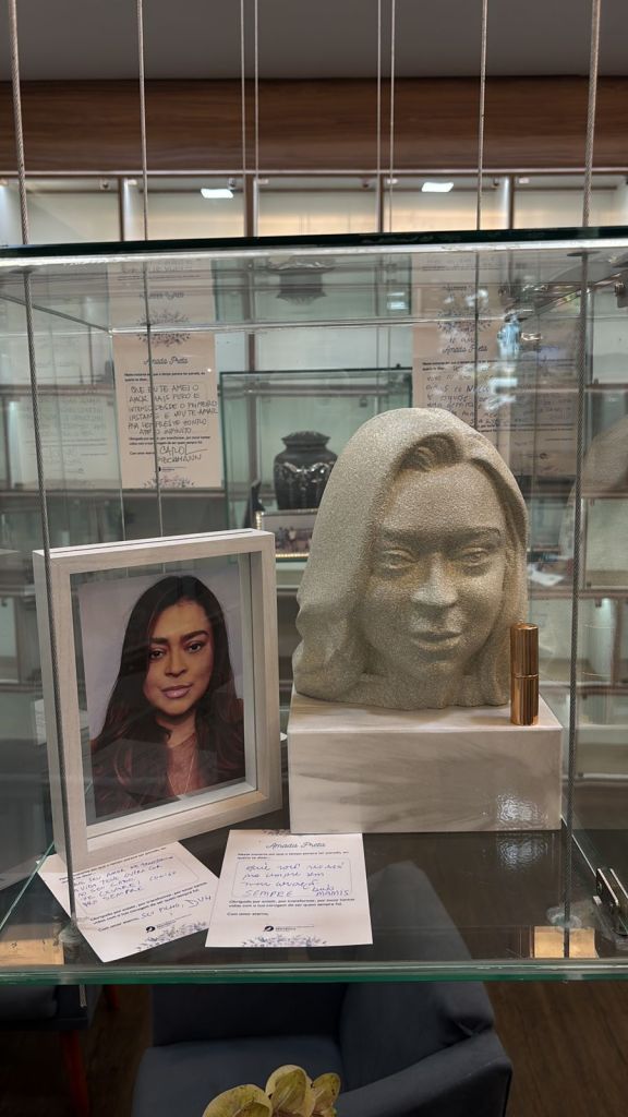 Busto com cinzas de Preta Gil no crematório