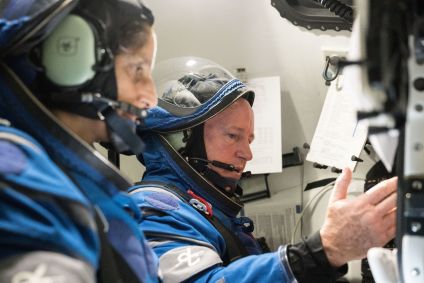 Os astronautas Suni Williams (à esquerda) e Butch Wilmore treinam no Centro Espacial Johnson da Nasa em 2022