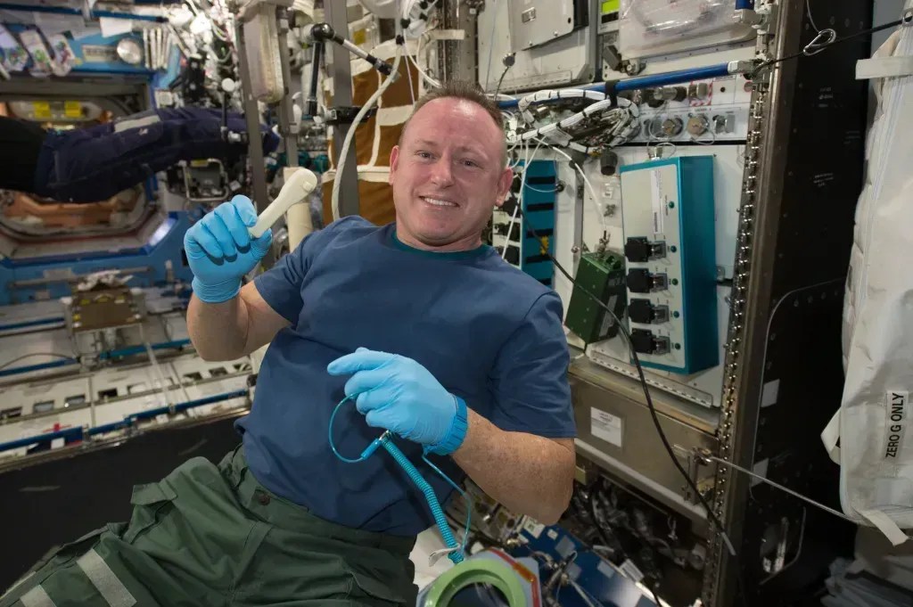 Butch Wilmore participou de três missões ao longo de seus 25 anos de serviço, incluindo um voo no ônibus espacial Atlantis e uma viagem à estação espacial • Nasa