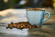 Como se tira a cafeína de um café descafeinado? Entenda os métodos