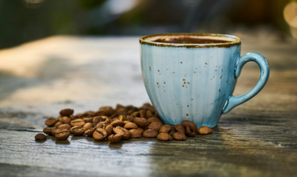 Como se tira a cafeína de um café descafeinado? Entenda os métodos
