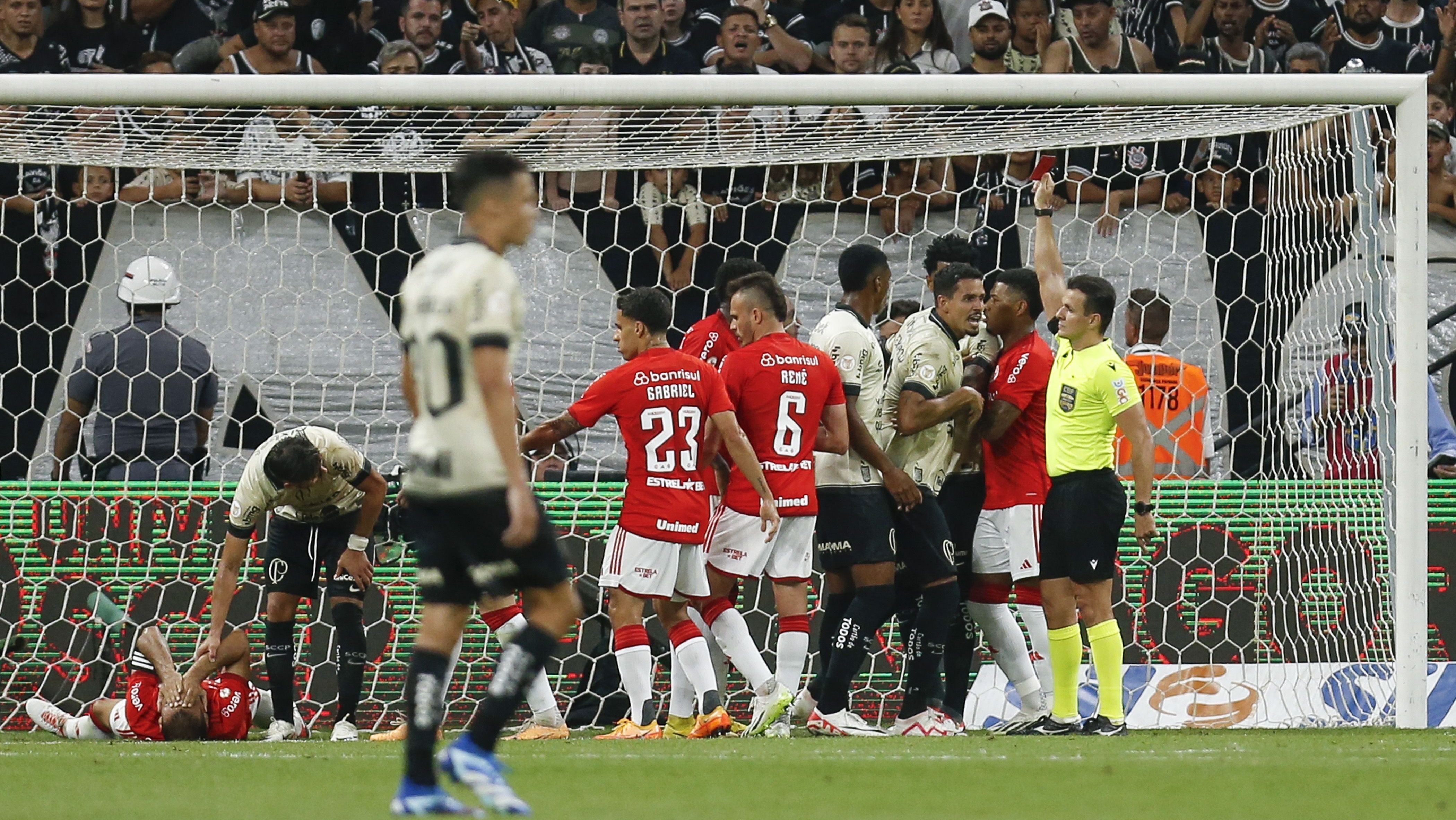 Árbitro Caio Max Augusto Vieira expulsa Lucas Veríssimo, do Corinthians, em partida contra o Inter pelo Brasileirão de 2023