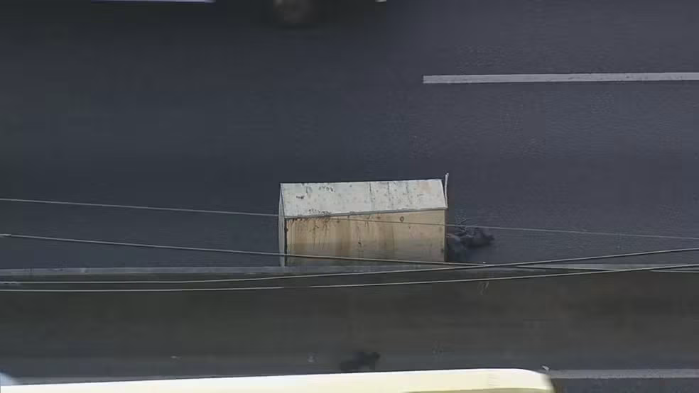 Corpo de homem é encontrado em caixa de madeira em avenida do RJ