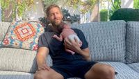 Calvin Harris revela nascimento do 1º filho com álbum de fotos; veja