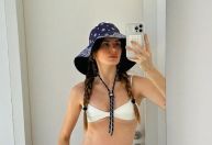 Camila Queiroz exibe barriga de grávida em viagem à Ibiza; veja