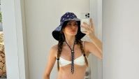 Camila Queiroz exibe barriga de grávida em viagem à Ibiza; veja