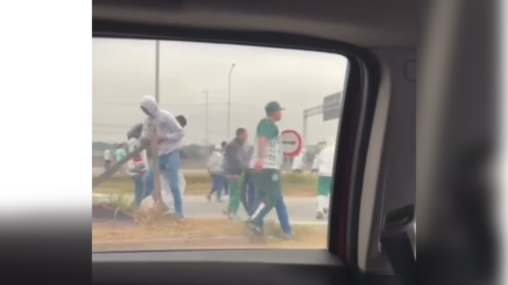 Cerca de 14 ônibus da Mancha Verde, escoltados pela PRF, seguiam para o Rio de Janeiro, onde o Palmeiras enfrenta o Botafogo.