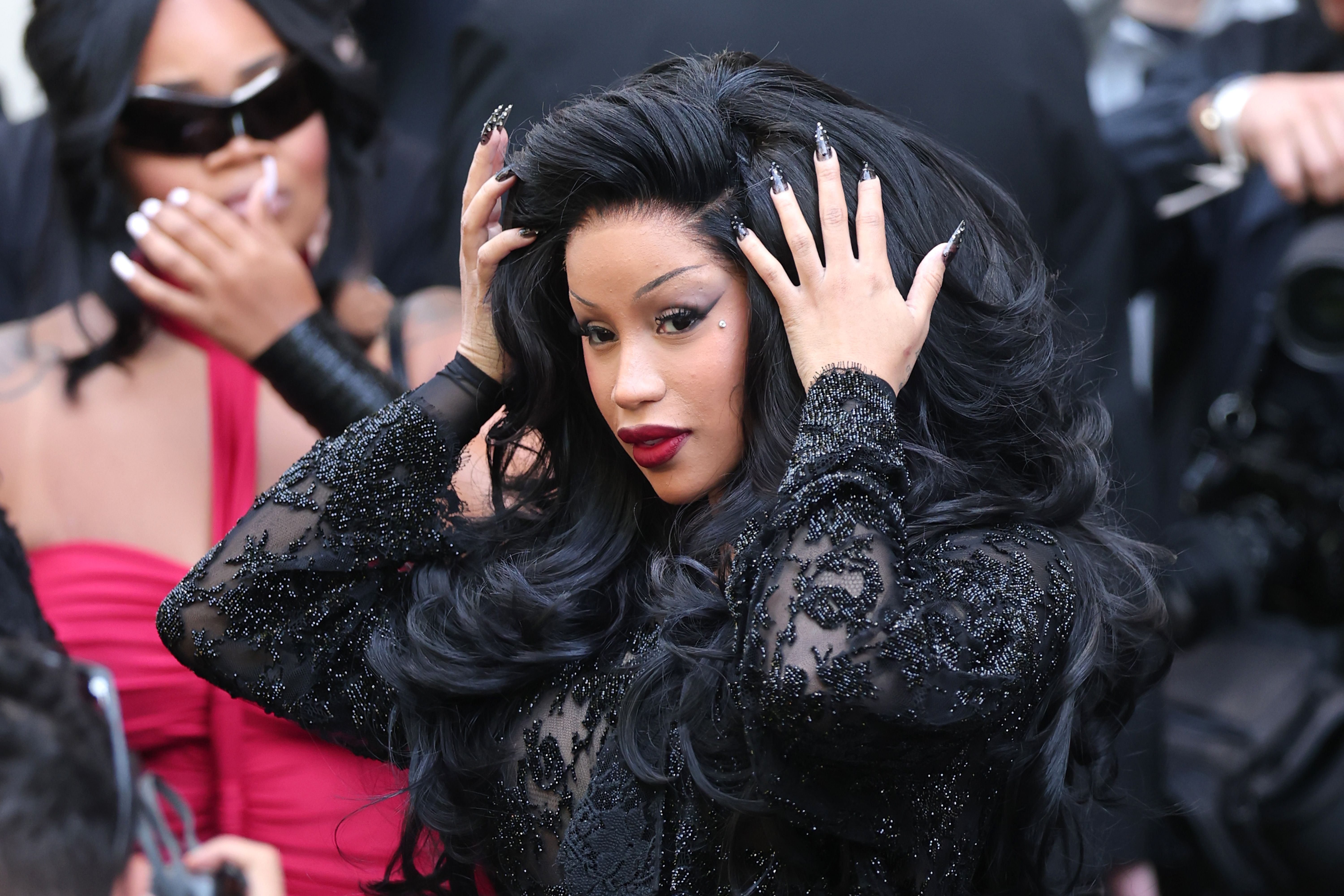 Cardi B leva sua autenticidade crua ao tribunal, atraindo uma multidão