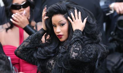 Cardi B leva sua autenticidade crua ao tribunal, atraindo uma multidão