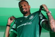 Carlos Miguel será titular do Palmeiras contra o Flamengo no Brasileirão