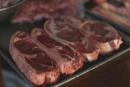 Reduzir ou cortar a carne vermelha pode trazer benefícios à saúde, mas exige planejamento nutricional para evitar deficiências.