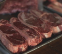 Entenda o que acontece com o organismo ao parar de comer carne vermelha