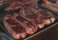 Entenda o que acontece com o organismo ao parar de comer carne vermelha