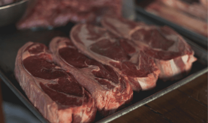 Entenda o que acontece com o organismo ao parar de comer carne vermelha