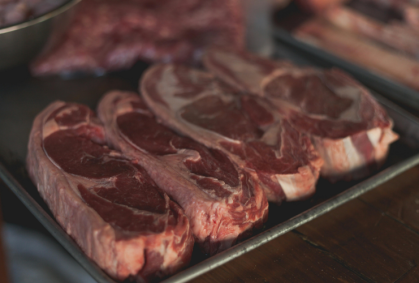 Entenda o que acontece com o organismo ao parar de comer carne vermelha