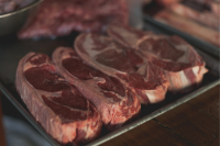 Entenda o que acontece com o organismo ao parar de comer carne vermelha
