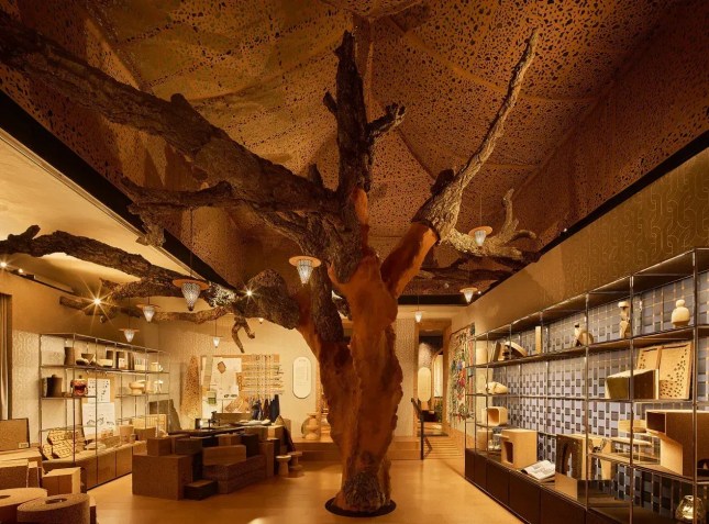 David Rockwell, fundador do Rockwell Group, acredita que a cortiça é um material negligenciado quando se trata de um design mais ecologicamente correto • Ed Reeve/Rockwell Group