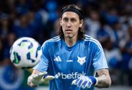 Cássio se revolta, diz que Cruzeiro jogou contra 12 e cita Neymar