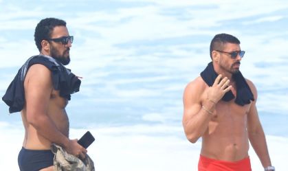 Ricardo Teodoro grava cenas de "Vale Tudo" com Cauã Reymond; veja