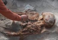 Corpos de 14 vítimas de rituais de sacrifício são achados em templo no Peru