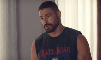 "Vale Tudo": César se assusta com Odete e desconfia que ela seja assassina