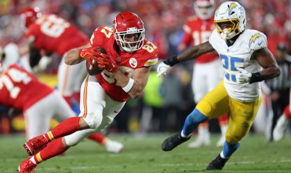 Travis Kelce, do Kansas City Chiefs, disputa jogada com Junior Colson, do Los Angeles Chargers