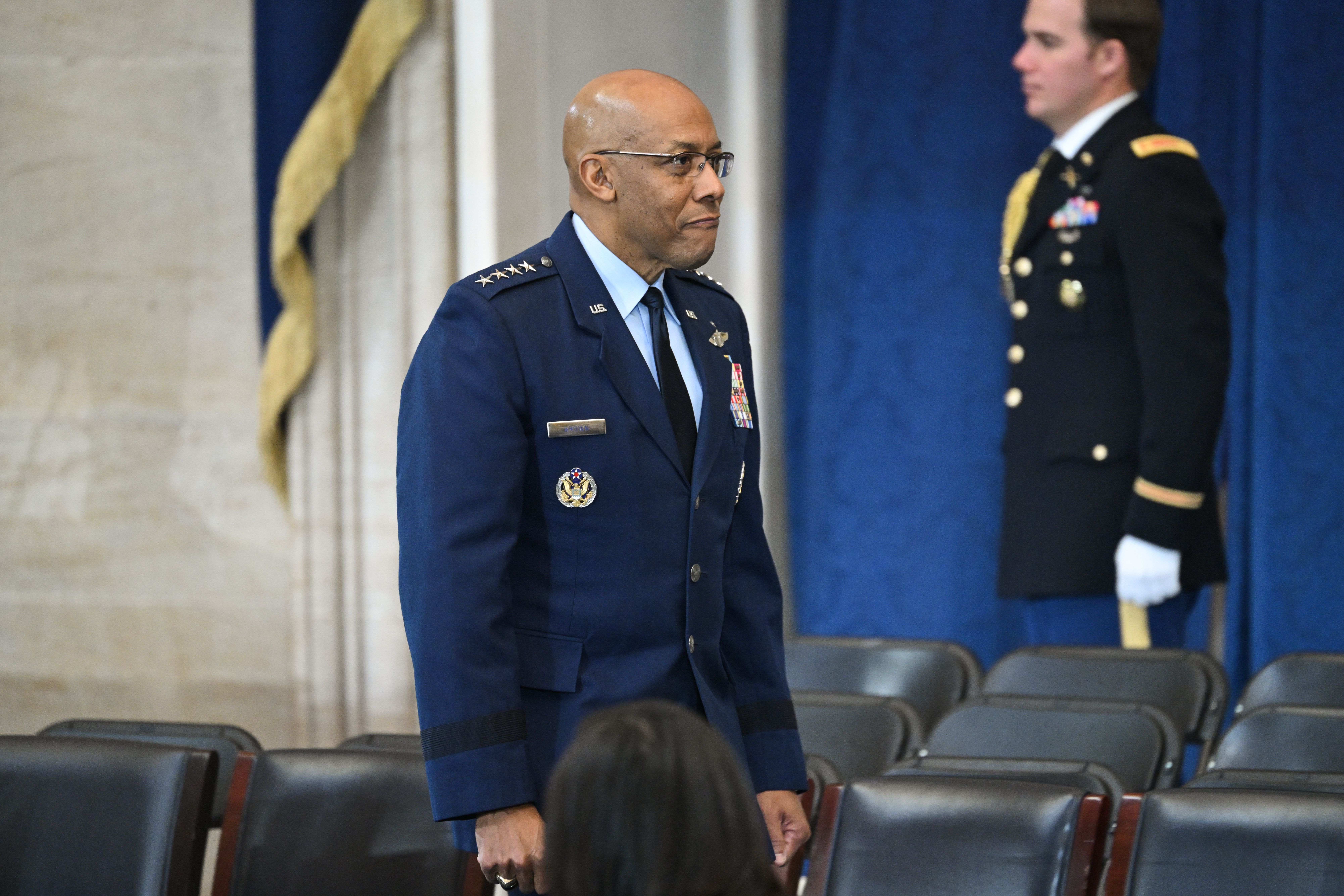 O presidente do Estado-Maior Conjunto dos EUA, Charles Q. Brown, chega para a posse de Donald Trump no Capitólio dos EUA no dia 20 de janeiro • Saul Loeb/Pool/AFP/Getty Images/File