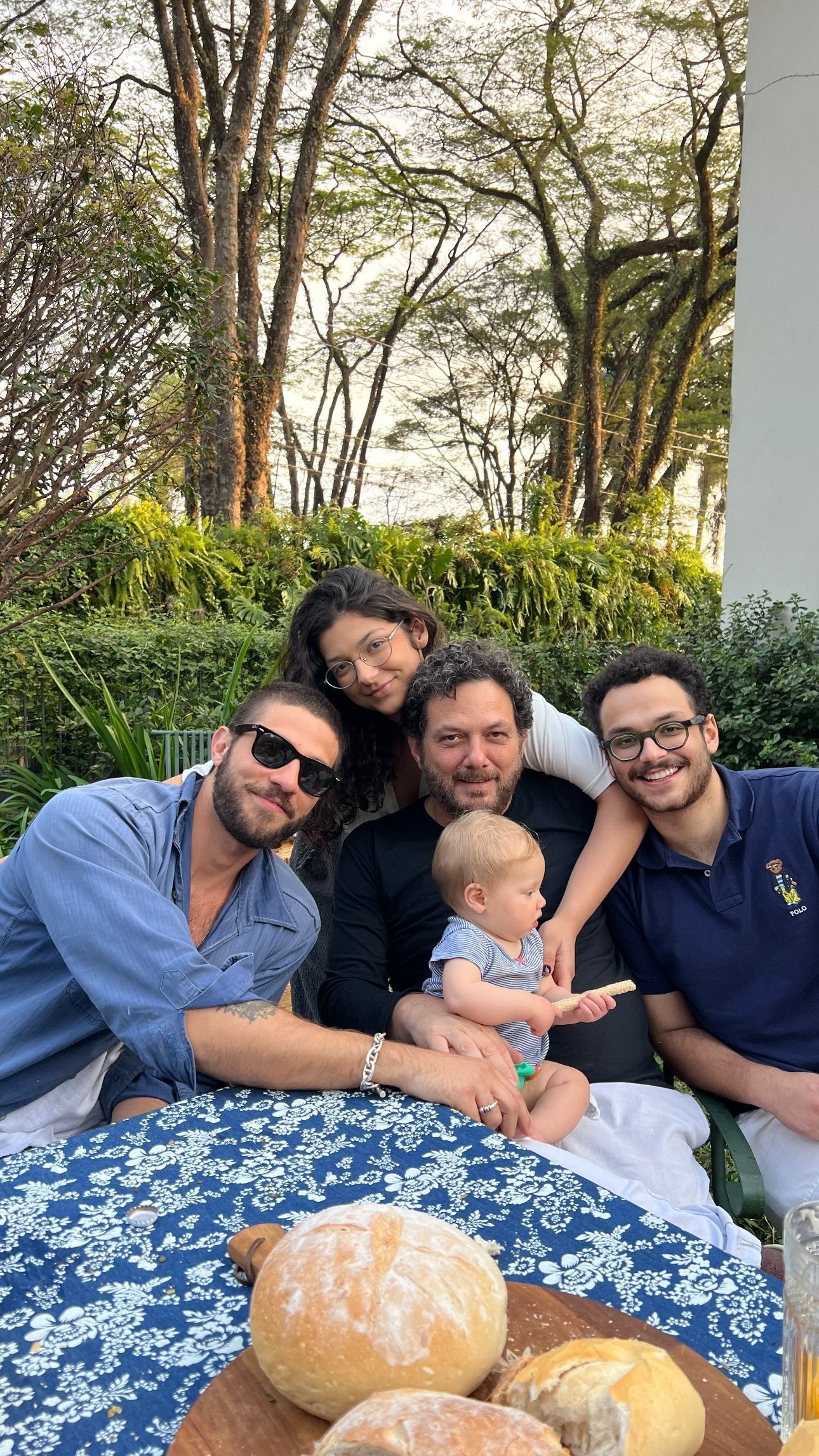 Chay Suede posa com irmãos, Luiza e Henrique • Instagram/Chay Suede