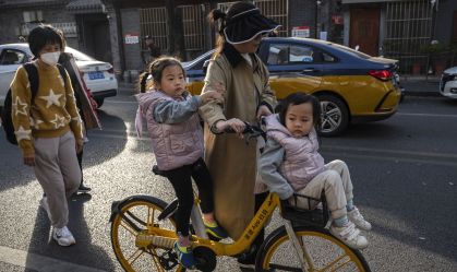Após anos de repressão, China oferece auxílio para incentivar nascimentos