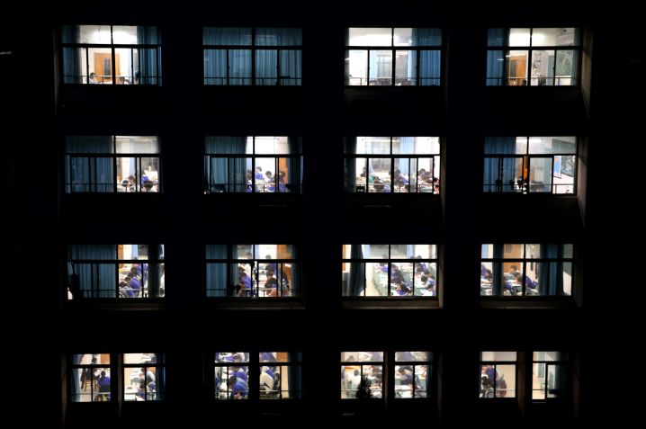 Alunos prestes a fazer o vestibular participando de aulas particulares noturnas na cidade de Lianyungang, província de Jiangsu • CFOTO/Future Publishing/Getty Images via CNN Newsource