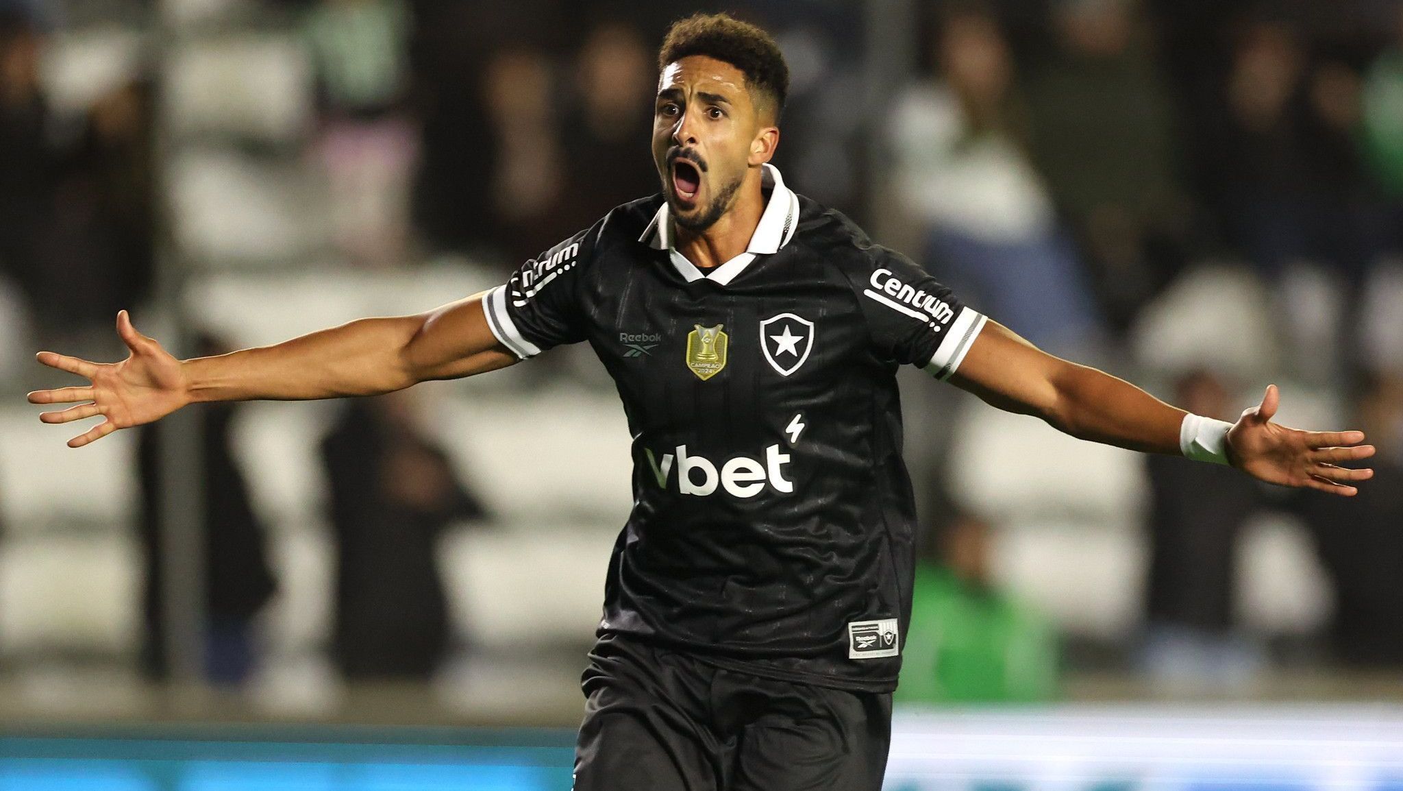 Chris Ramos, atacante do Botafogo, comemorando um dos seus gols contra o Juventude