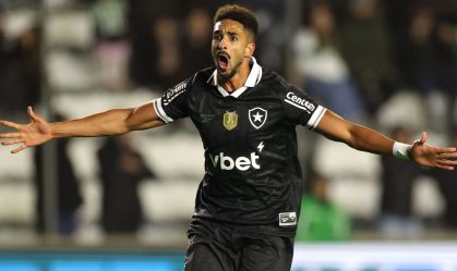 Chris Ramos, atacante do Botafogo, comemorando um dos seus gols contra o Juventude