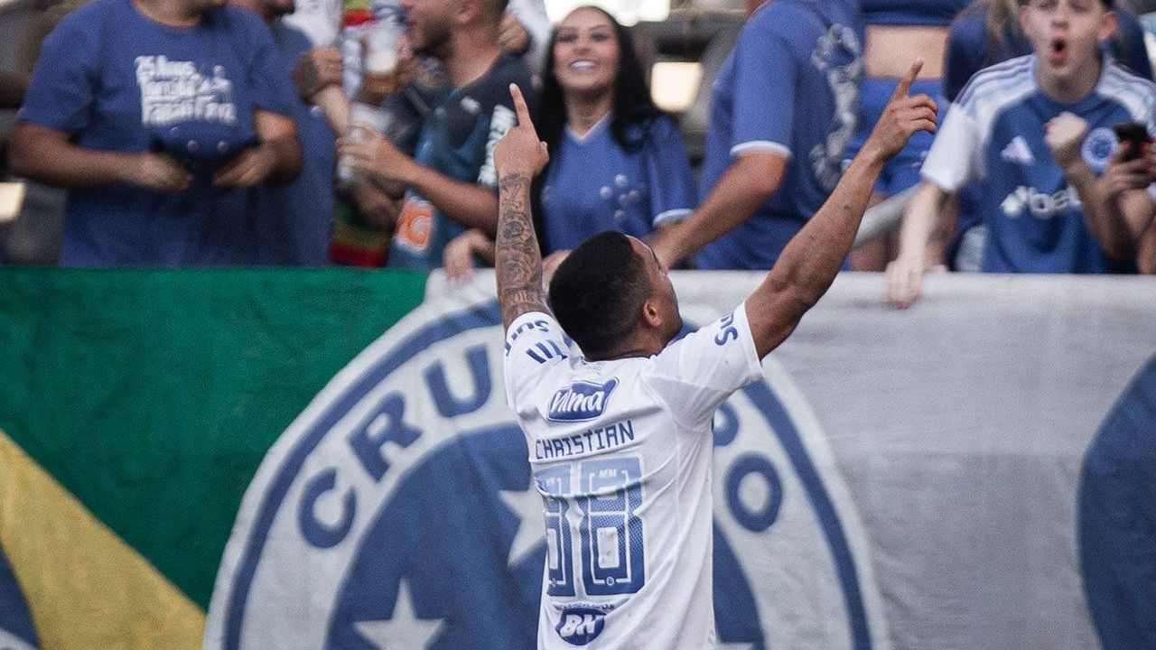 Comemoração do volante Christian, do Cruzeiro