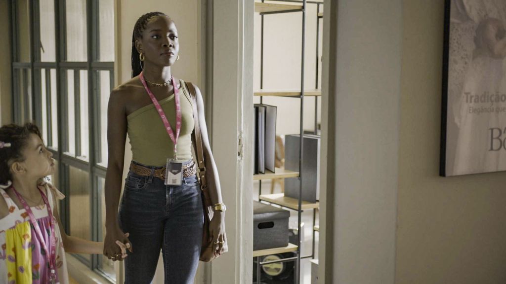 Clara Moneke é Leona em "Dona de Mim"