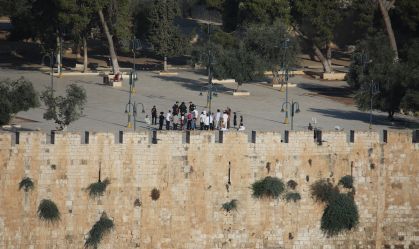 Ministro de Israel gera crise ao reunir fiéis em templo muçulmano