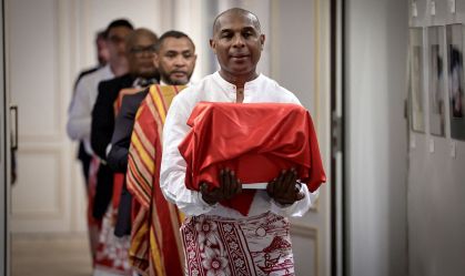 França devolve crânio de rei do Madagascar em ato de repatriação