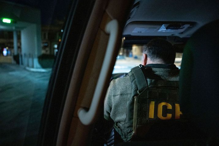 Um agente do Serviço de Imigração e Alfândega dos EUA espera em um veículo durante uma operação de fiscalização multiagências em Chicago, em janeiro • Christopher Dilts/Bloomberg/Getty Images/File via CNN Newsource