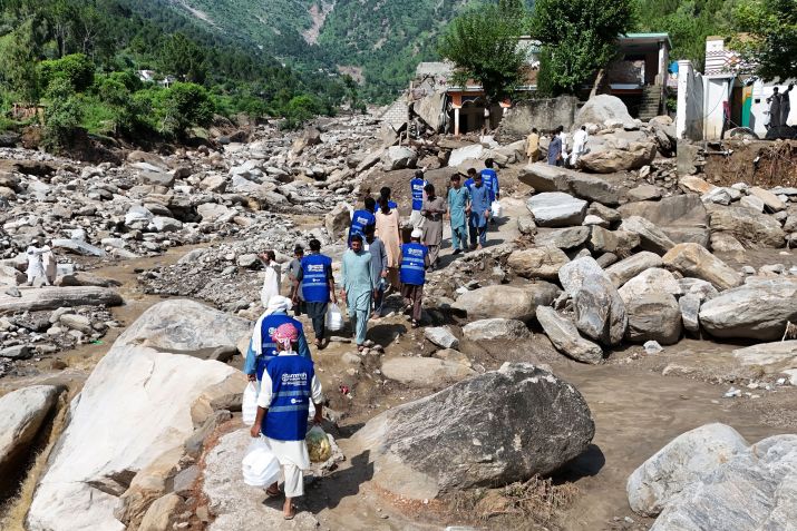 Voluntários levam ajuda aos moradores, depois que enchentes repentinas atingiram o distrito de Buner, na província montanhosa de Khyber Pakhtunkhwa, no norte do Paquistão • Abdul Majeed/AFP/Getty Images via CNN Newsource