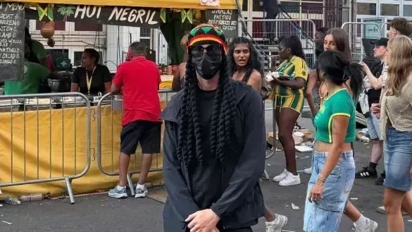 Cole Palmer se fantasiou para curtir Carnaval de Londres