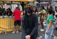 Estrela do Chelsea se fantasia para não ser reconhecido em Carnaval inglês