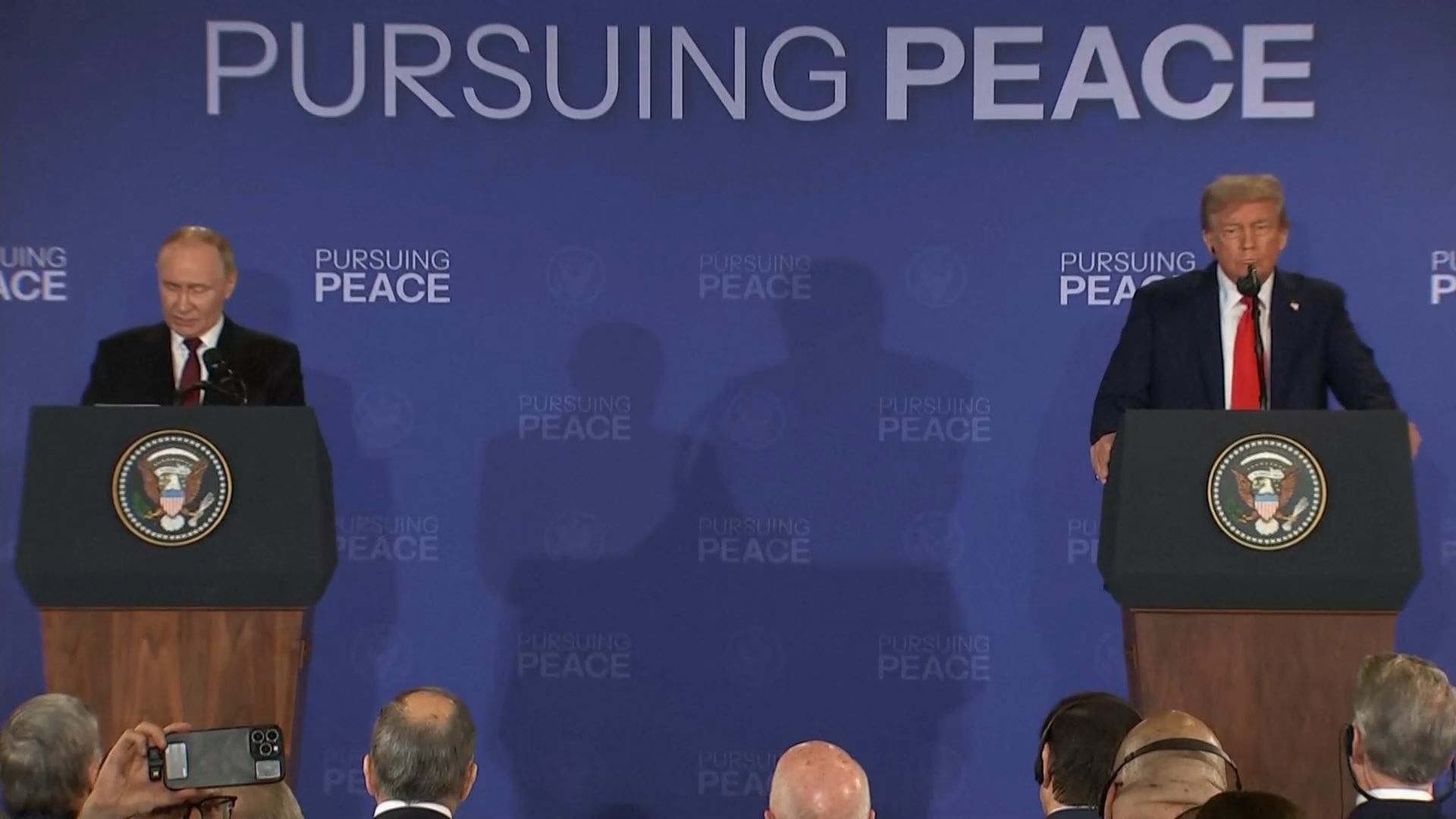 Coletiva de imprensa de Vladimir Putin e Donald Trump no Alasca