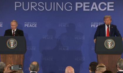 Trump e Putin encerram coletiva sem responder a perguntas de repórteres
