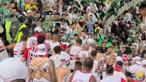 Jogo entre Atlético Nacional e São Paulo teve confusão entre torcedores após apito final