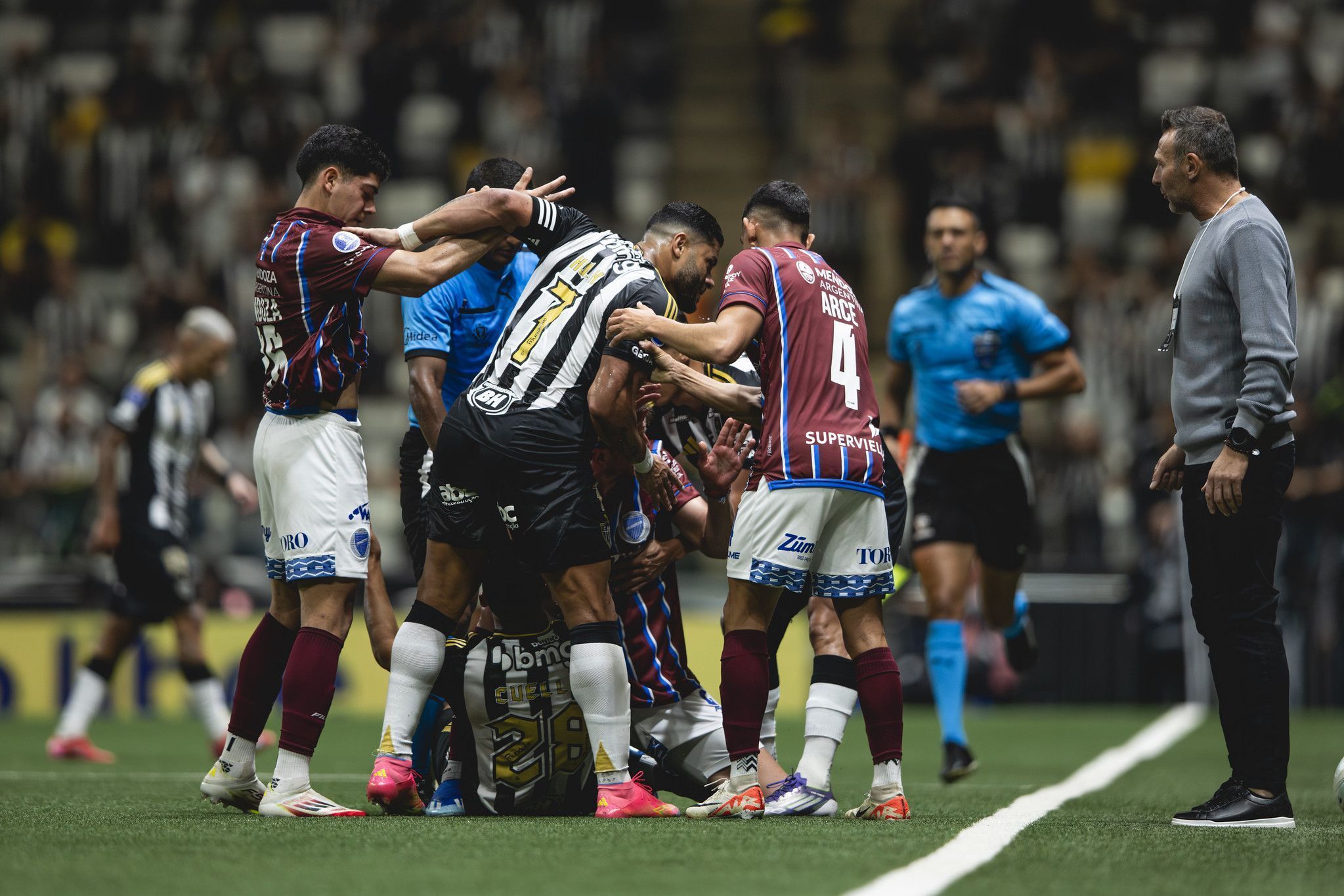 O jogo entre Atlético-MG e Godoy Cruz foi marcado por arbitragem confusa do venezuelano Alexis Herrera