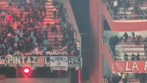 Confusão entre os torcedores da Universidad de Chile e do Independiente, pela Sul-Americana