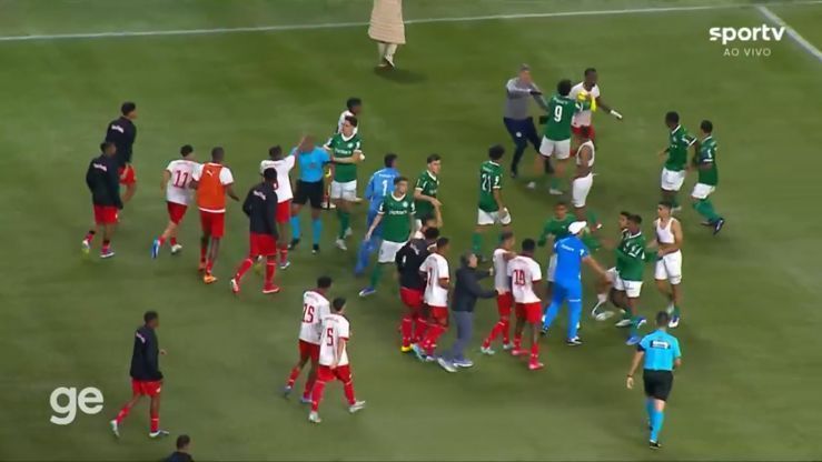 Confusão entre jogadores do Palmeiras e Red Bull Bragantino após o final da decisão do Brasileirão Sub-20